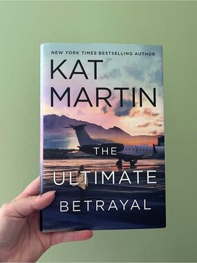 📚 4/25$ 📚 The Ultimate Betrayal by Kat Martin | Hardcover Book